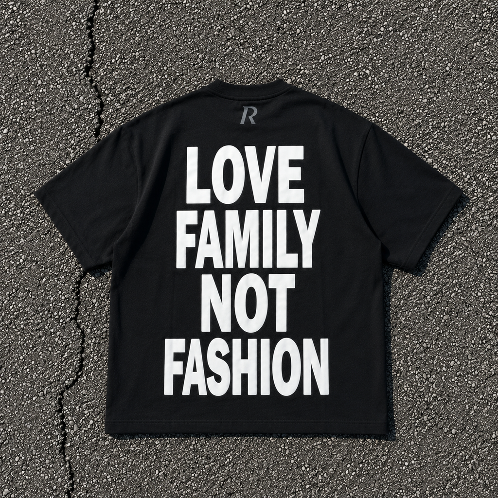 T-shirt - Love Family Not Fashion Black