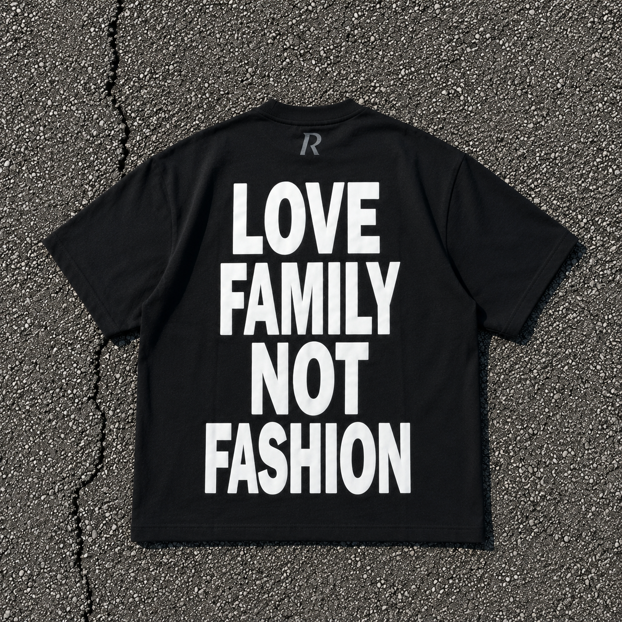 T-shirt - Love Family Not Fashion Black