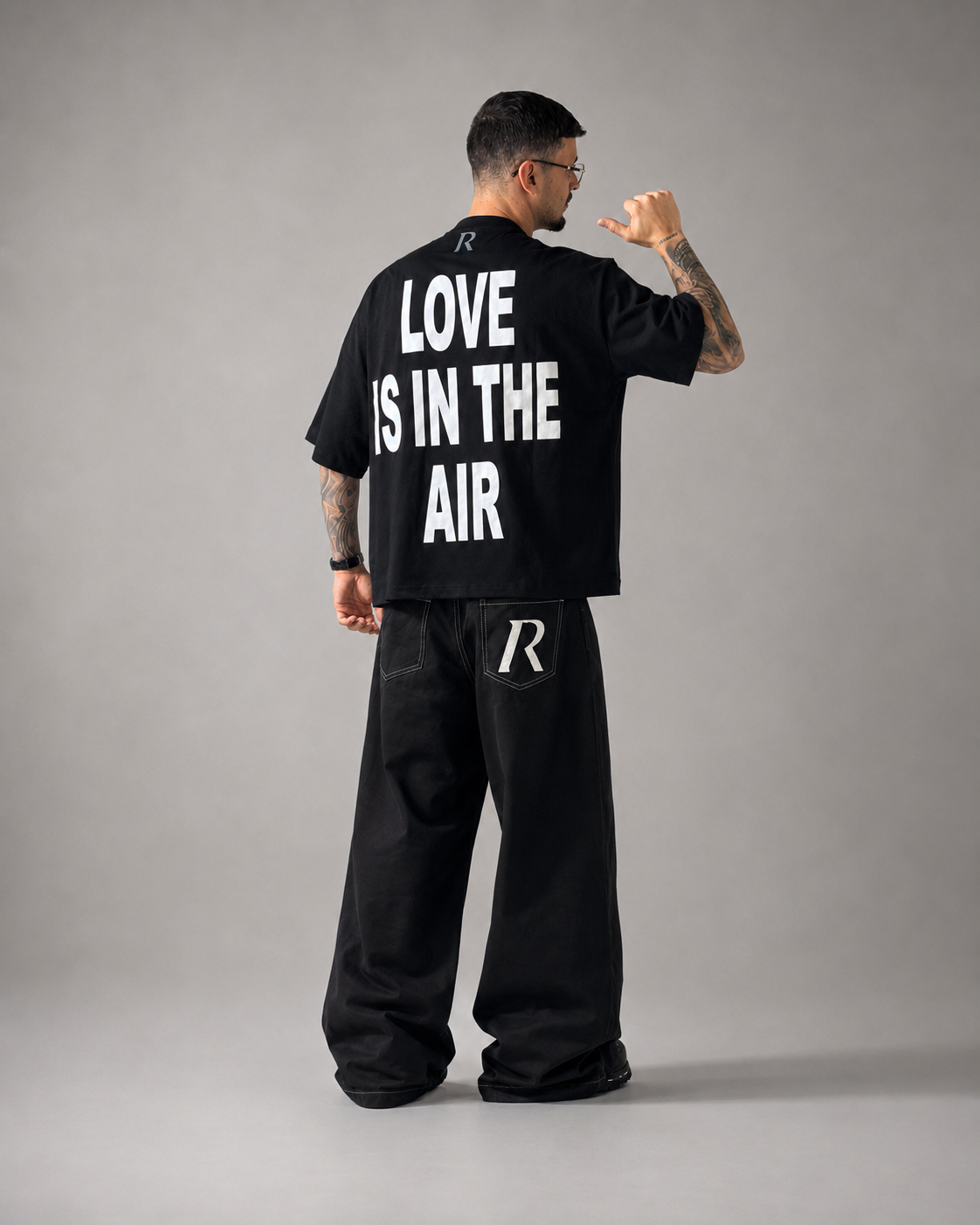 T-shirt - Love Is In The Air Black
